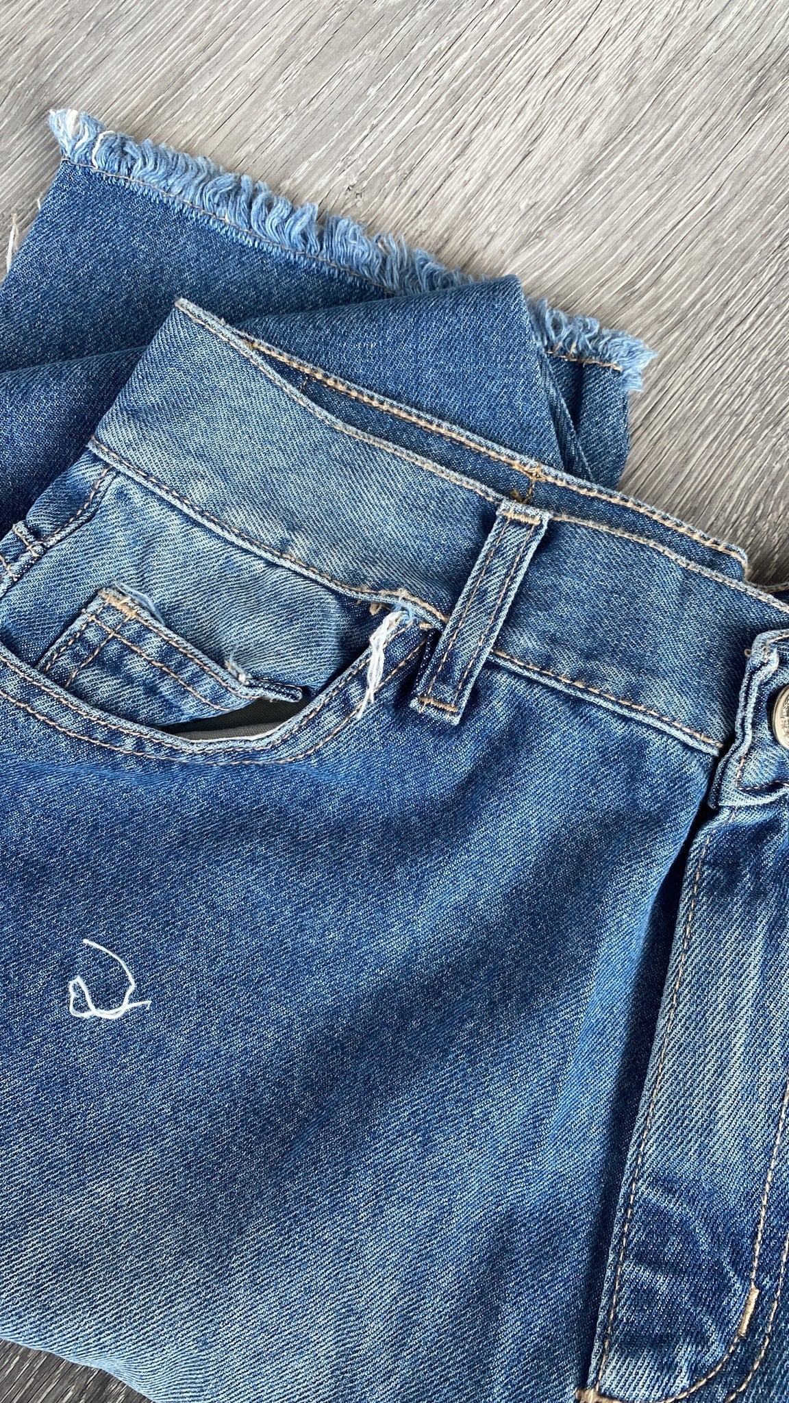Horiki High-Rise Mom Jean IRREGULAR APPAREL - Chipre Basic Denim